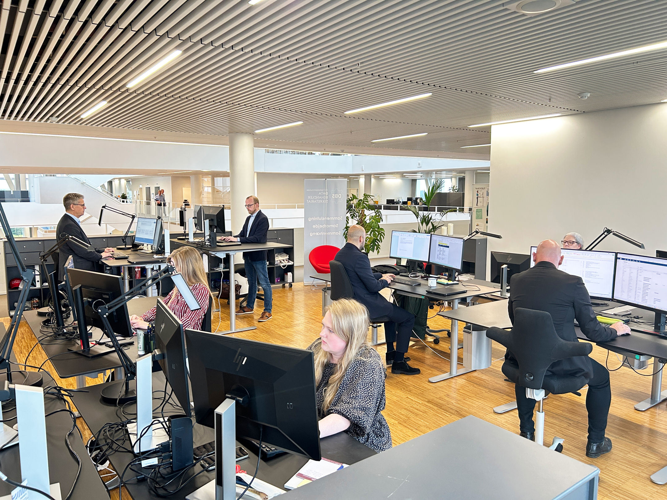 Medarbejder i Databehandlersekretariatet på kontoret